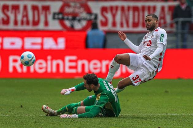 Linton Maina (FC Köln FC Koeln, 37) im Zweikampf gegen Torwart Justin Heekeren (FC Schalke 04, 28), GER, FC Köln Koeln vs. FC Schalke 04, Fussball, 2. Bundesliga, 21. Spieltag, Spielzeit 2024 2025, 09.02.2025, DFL DFB REGULATIONS PROHIBIT ANY USE OF PHOTOGRAPHS AS IMAGE SEQUENCES AND OR QUASI-VIDEO, GER, FC Köln Koeln vs. FC Schalke 04, Fussball, 2. Bundesliga, 21. Spieltag, Spielzeit 2024 2025, 09.02.2025 Köln Koeln