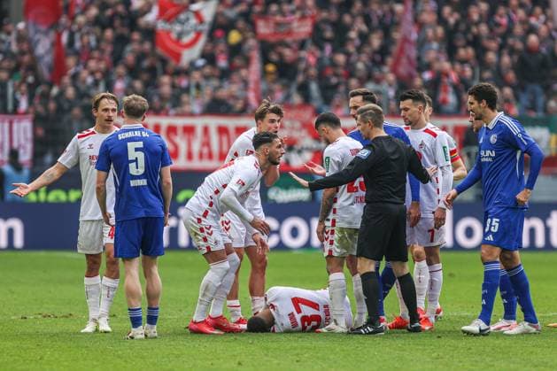 Linton Maina (FC Köln FC Koeln, 37) liegt schmerzverzerrt am Boden, GER, FC Köln Koeln vs. FC Schalke 04, Fussball, 2. Bundesliga, 21. Spieltag, Spielzeit 2024 2025, 09.02.2025, DFL DFB REGULATIONS PROHIBIT ANY USE OF PHOTOGRAPHS AS IMAGE SEQUENCES AND OR QUASI-VIDEO, GER, FC Köln Koeln vs. FC Schalke 04, Fussball, 2. Bundesliga, 21. Spieltag, Spielzeit 2024 2025, 09.02.2025 Köln Koeln