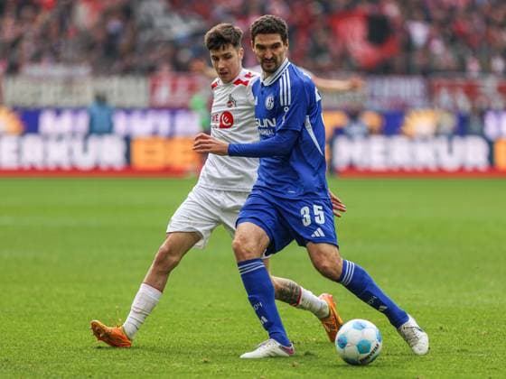 Denis Huseinbasic (FC Köln FC Koeln, 8) im Zweikampf gegen Marcin Kaminski (FC Schalke 04, 35), GER, FC Köln Koeln vs. FC Schalke 04, Fussball, 2. Bundesliga, 21. Spieltag, Spielzeit 2024 2025, 09.02.2025, DFL DFB REGULATIONS PROHIBIT ANY USE OF PHOTOGRAPHS AS IMAGE SEQUENCES AND OR QUASI-VIDEO, GER, FC Köln Koeln vs. FC Schalke 04, Fussball, 2. Bundesliga, 21. Spieltag, Spielzeit 2024 2025, 09.02.2025 Köln Koeln
