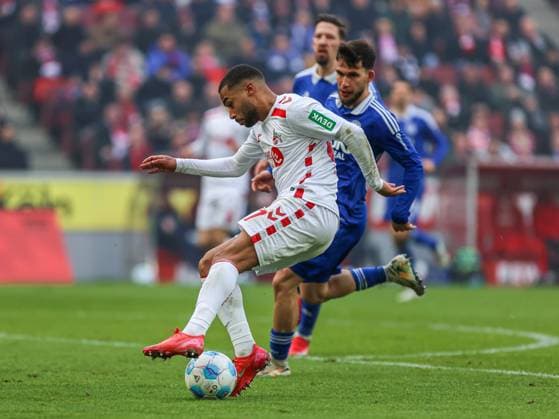 Leart Pacarada (FC Köln FC Koeln, 17) im Zweikampf gegen Mehmet Can Aydin (FC Schalke 04, 23), GER, FC Köln Koeln vs. FC Schalke 04, Fussball, 2. Bundesliga, 21. Spieltag, Spielzeit 2024 2025, 09.02.2025, DFL DFB REGULATIONS PROHIBIT ANY USE OF PHOTOGRAPHS AS IMAGE SEQUENCES AND OR QUASI-VIDEO, GER, FC Köln Koeln vs. FC Schalke 04, Fussball, 2. Bundesliga, 21. Spieltag, Spielzeit 2024 2025, 09.02.2025 Köln Koeln