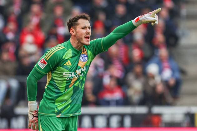 Torwart Justin Heekeren (FC Schalke 04, 28) am Ball, in Aktion, Einzelaktion, GER, FC Köln Koeln vs. FC Schalke 04, Fussball, 2. Bundesliga, 21. Spieltag, Spielzeit 2024 2025, 09.02.2025, DFL DFB REGULATIONS PROHIBIT ANY USE OF PHOTOGRAPHS AS IMAGE SEQUENCES AND OR QUASI-VIDEO, GER, FC Köln Koeln vs. FC Schalke 04, Fussball, 2. Bundesliga, 21. Spieltag, Spielzeit 2024 2025, 09.02.2025 Köln Koeln