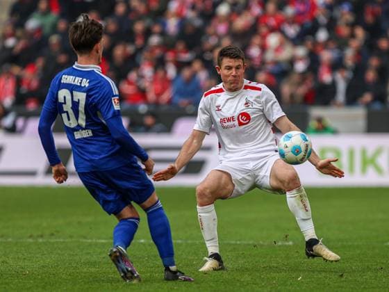 Max Grüger Grueger (FC Schalke 04, 37) im Zweikampf gegen Dominique Heintz (FC Köln FC Koeln, 3), GER, FC Köln Koeln vs. FC Schalke 04, Fussball, 2. Bundesliga, 21. Spieltag, Spielzeit 2024 2025, 09.02.2025, DFL DFB REGULATIONS PROHIBIT ANY USE OF PHOTOGRAPHS AS IMAGE SEQUENCES AND OR QUASI-VIDEO, GER, FC Köln Koeln vs. FC Schalke 04, Fussball, 2. Bundesliga, 21. Spieltag, Spielzeit 2024 2025, 09.02.2025 Köln Koeln