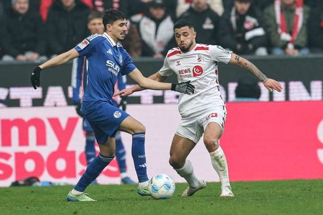 GER, 2.FBL, 1. FC Koeln vs. FC Schalke 04 09.02.2025, Rheinenergie Stadion, Koeln, GER, 2.FBL, 1. FC Koeln vs. FC Schalke 04, im Bild: Jusuf Gazibegovic (Koeln 25), im Zweikampf gegen Ilyes Hamache (Schalke 24),