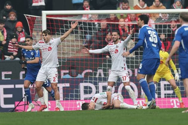 GER, 2.FBL, 1. FC Koeln vs. FC Schalke 04 09.02.2025, Rheinenergie Stadion, Koeln, GER, 2.FBL, 1. FC Koeln vs. FC Schalke 04, im Bild: Dominique Heintz (FC Koeln 3), wird durch einen Freistoß getroffen liegt verletzt am Boden, Joël Schmied (Koeln 2), und Leart Paqarada (FC Koeln 17),reklamieren nordphotoxGmbHx xMeuter nph00351
