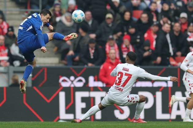 GER, 2.FBL, 1. FC Koeln vs. FC Schalke 04 09.02.2025, Rheinenergie Stadion, Koeln, GER, 2.FBL, 1. FC Koeln vs. FC Schalke 04, im Bild: Ron Schallenberg (Schalke 6), im Zweikampf gegen Linton Maina (FC Koeln 37),