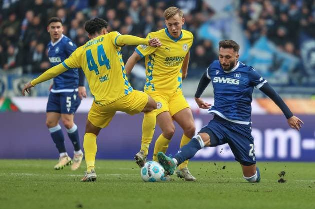 Zweikampf zwischen Johan Gomez (Eintracht Braunschweig, 44) und Fabian Schleusener (Karlsruher SC, 24), Karlsruher SC vs. Eintracht Braunschweig Fussball, 2. Bundesliga, 21. Spieltag, 2024 2025, 09.02.2025, DFL REGULATIONS PROHIBIT ANY USE OF PHOTOGRAPHS AS IMAGE SEQUENCES AND OR QUASI-VIDEO, Karlsruher SC vs. Eintracht Braunschweig Fussball, 2. Bundesliga, 21. Spieltag, 2024 2025, 09.02.2025 Karlsruhe