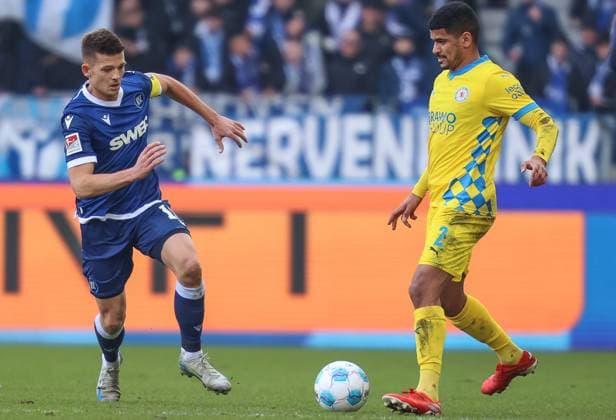 Mohamed Draeger (Eintracht Braunschweig, 02) gegen Marvin Wanitzek (Karlsruher SC, 10), Karlsruher SC vs. Eintracht Braunschweig Fussball, 2. Bundesliga, 21. Spieltag, 2024 2025, 09.02.2025, DFL REGULATIONS PROHIBIT ANY USE OF PHOTOGRAPHS AS IMAGE SEQUENCES AND OR QUASI-VIDEO, Karlsruher SC vs. Eintracht Braunschweig Fussball, 2. Bundesliga, 21. Spieltag, 2024 2025, 09.02.2025 Karlsruhe