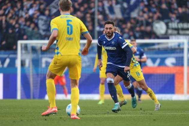 Fabian Schleusener (Karlsruher SC, 24) fokusiert den Ball von Robert Ivanov (Eintracht Braunschweig, 05), Karlsruher SC vs. Eintracht Braunschweig Fussball, 2. Bundesliga, 21. Spieltag, 2024 2025, 09.02.2025, DFL REGULATIONS PROHIBIT ANY USE OF PHOTOGRAPHS AS IMAGE SEQUENCES AND OR QUASI-VIDEO, Karlsruher SC vs. Eintracht Braunschweig Fussball, 2. Bundesliga, 21. Spieltag, 2024 2025, 09.02.2025 Karlsruhe