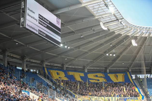 VAR Entscheidung an der neuen Anzeigetafel, Strafstoss fuer Braunschweig, Karlsruher SC vs. Eintracht Braunschweig Fussball, 2. Bundesliga, 21. Spieltag, 2024 2025, 09.02.2025, DFL REGULATIONS PROHIBIT ANY USE OF PHOTOGRAPHS AS IMAGE SEQUENCES AND OR QUASI-VIDEO, Karlsruher SC vs. Eintracht Braunschweig Fussball, 2. Bundesliga, 21. Spieltag, 2024 2025, 09.02.2025 Karlsruhe