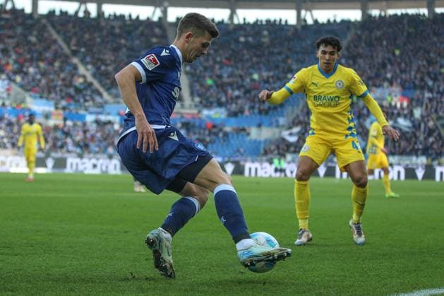 Marvin Wanitzek (Karlsruher SC, 10) im Zweikampf mit Johan Gomez (Eintracht Braunschweig, 44), Karlsruher SC vs. Eintracht Braunschweig Fussball, 2. Bundesliga, 21. Spieltag, 2024 2025, 09.02.2025, DFL REGULATIONS PROHIBIT ANY USE OF PHOTOGRAPHS AS IMAGE SEQUENCES AND OR QUASI-VIDEO, Karlsruher SC vs. Eintracht Braunschweig Fussball, 2. Bundesliga, 21. Spieltag, 2024 2025, 09.02.2025 Karlsruhe