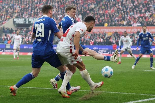 GER, 2.FBL, 1. FC Koeln vs. FC Schalke 04 09.02.2025, Rheinenergie Stadion, Koeln, GER, 2.FBL, 1. FC Koeln vs. FC Schalke 04, im Bild: Jusuf Gazibegovic (Koeln 25), im Zweikampf gegen Tobias Mohr (Schalke 29), Derry Murkin (Schalke 5),