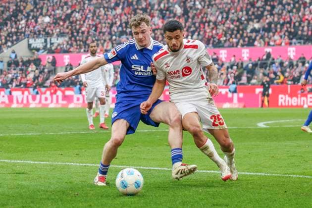 GER, 2.FBL, 1. FC Koeln vs. FC Schalke 04 09.02.2025, Rheinenergie Stadion, Koeln, GER, 2.FBL, 1. FC Koeln vs. FC Schalke 04, im Bild: Jusuf Gazibegovic (Koeln 25), im Zweikampf gegen Derry Murkin (Schalke 5),
