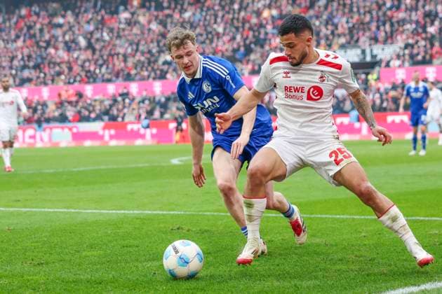 GER, 2.FBL, 1. FC Koeln vs. FC Schalke 04 09.02.2025, Rheinenergie Stadion, Koeln, GER, 2.FBL, 1. FC Koeln vs. FC Schalke 04, im Bild: Jusuf Gazibegovic (Koeln 25), im Zweikampf gegen Derry Murkin (Schalke 5),