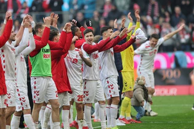 GER, 2.FBL, 1. FC Koeln vs. FC Schalke 04 09.02.2025, Rheinenergie Stadion, Koeln, GER, 2.FBL, 1. FC Koeln vs. FC Schalke 04, im Bild: die Koelner freuen sich nach dem Spiel mit den Fans vor der Suedkurve ueber den Sieg Neo Telle (Koeln 49), Joël Schmied (Koeln 2), Linton Maina (FC Koeln 37), Max Finkgräfe Finkgraefe (FC Koeln 35), Eric Martel (FC Koeln 6), Jusuf Gazibegovic (Koeln 25), Imad Rondic (FC Koeln 27), Marvin Schwäbe Schwaebe Torwart (FC Koeln 1),