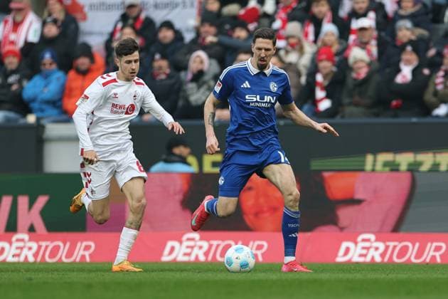 GER, 2.FBL, 1. FC Koeln vs. FC Schalke 04 09.02.2025, Rheinenergie Stadion, Koeln, GER, 2.FBL, 1. FC Koeln vs. FC Schalke 04, im Bild: Denis Huseinbasic (FC Koeln 8), im Zweikampf gegen Janik Bachmann (Schalke 14),