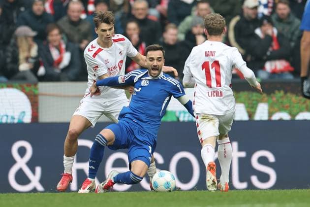 GER, 2.FBL, 1. FC Koeln vs. FC Schalke 04 09.02.2025, Rheinenergie Stadion, Koeln, GER, 2.FBL, 1. FC Koeln vs. FC Schalke 04, im Bild: Kenan Karaman (Schalke 19), im Zweikampf gegen Joël Schmied (Koeln 2),