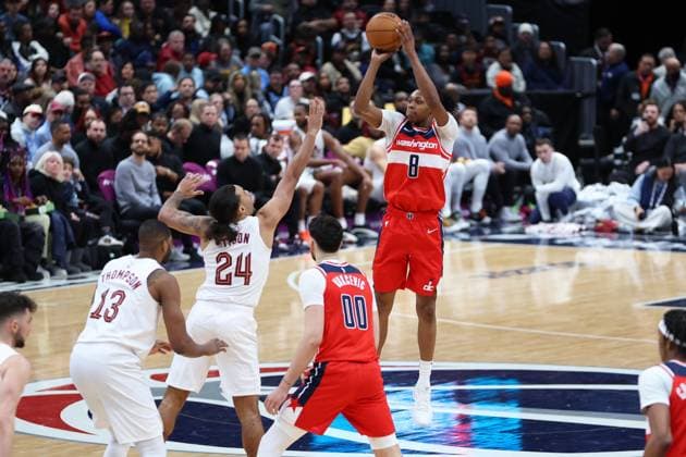 February 7, 2025, Washington, District of Columbia, USA: CARLTON CARRINGTON 8 of the Washington Wizards shoots the ball against JAYLON TYSON 24 of the Cleveland Cavaliers during the second half of NBA, Basketball Herren, USA action. Washington USA - ZUMA 20250207_mda_s352_001 Copyright: xSabinaxShyshx