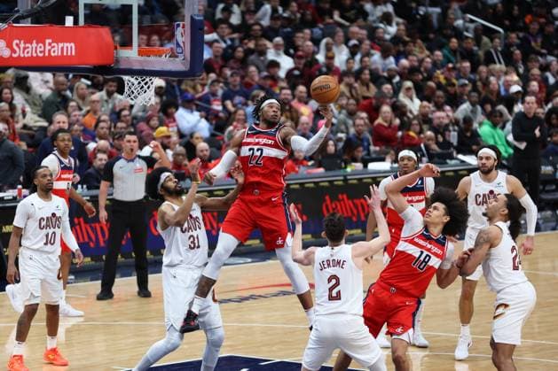 February 7, 2025, Washington, District of Columbia, USA: RICHAUN HOLMES 22 of the Washington Wizards reaches for a rebound against JARRETT ALLEN 31 and TY JEROME 2 of the Cleveland Cavaliers during the second half of NBA, Basketball Herren, USA action. Washington USA - ZUMA 20250207_mda_s352_016 Copyright: xSabinaxShyshx