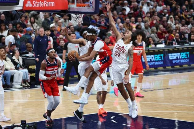 February 7, 2025, Washington, District of Columbia, USA: BILAL COULIBALY 0 of the Washington Wizards drives to the basket against JARRETT ALLEN 31 and JAYLON TYSON 24 of the Cleveland Cavaliers during the second half of NBA, Basketball Herren, USA action. Washington USA - ZUMA 20250207_mda_s352_012 Copyright: xSabinaxShyshx