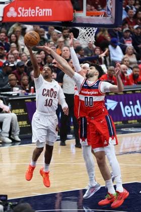February 7, 2025, Washington, District of Columbia, USA: DARIUS GARLAND 10 of the Cleveland Cavaliers drives to the basket against TRISTAN VUKÄaEVİÄÜ 00 and COREY KISPERT 24 of the Washington Wizards during the first half of NBA, Basketball Herren, USA action. Washington USA - ZUMA 20250207_mda_s352_024 Copyright: xSabinaxShyshx