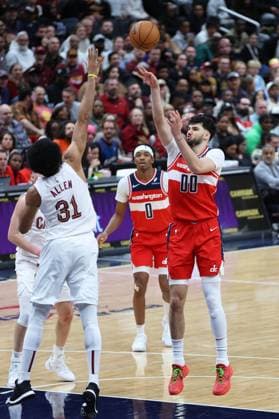 February 7, 2025, Washington, District of Columbia, USA: TRISTAN VUKÄaEVİÄÜ 00 of the Washington Wizards shoots the ball against JARRETT ALLEN 31 of the Cleveland Cavaliers during the first half of NBA, Basketball Herren, USA action. Washington USA - ZUMA 20250207_mda_s352_004 Copyright: xSabinaxShyshx