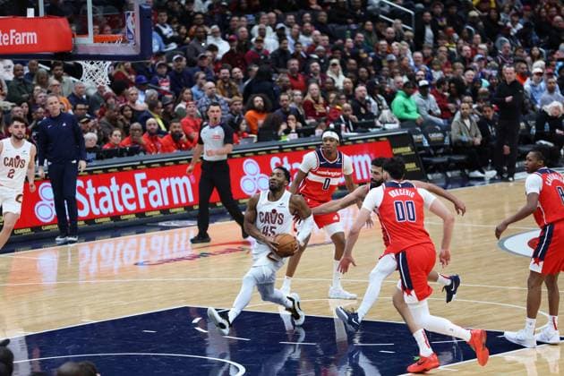 February 7, 2025, Washington, District of Columbia, USA: DONOVAN MITCHELL 45 of the Cleveland Cavaliers drives to the basket against ANTHONY GILL 16 and TRISTAN VUKÄaEVİÄÜ 00 of the Washington Wizards during the first half of NBA, Basketball Herren, USA action. Washington USA - ZUMA 20250207_mda_s352_030 Copyright: xSabinaxShyshx