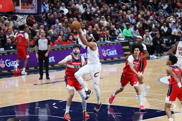 February 7, 2025, Washington, District of Columbia, USA: JARRETT ALLEN 31 of the Cleveland Cavaliers shoots the ball against TRISTAN VUKÄaEVİÄÜ 00 of the Washington Wizards during the first half of NBA, Basketball Herren, USA action. Washington USA - ZUMA 20250207_mda_s352_033 Copyright: xSabinaxShyshx