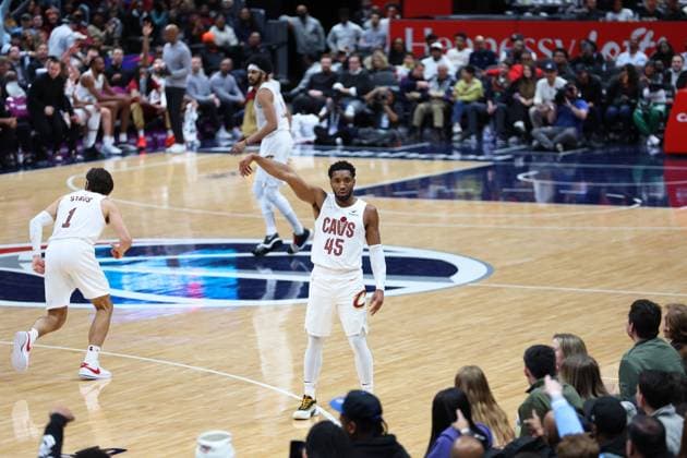 February 7, 2025, Washington, District of Columbia, USA: DONOVAN MITCHELL 45 of the Cleveland Cavaliers gestures after scoring a three-pointer against the Washington Wizards during the first half of NBA, Basketball Herren, USA action. Washington USA - ZUMA 20250207_mda_s352_025 Copyright: xSabinaxShyshx