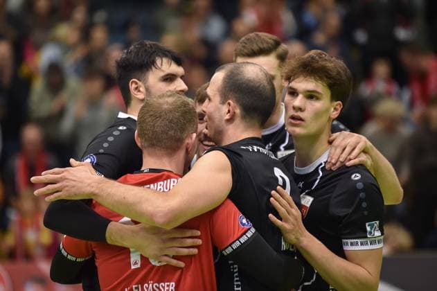 Motivation, Umarmung, von links Yannick Menke (TV Rottenburg, 12), Johannes Elsaesser (TV Rottenburg, 16), Sam Elgert (TV Rottenburg, 09), Moritz Rauber (TV Rottenburg, 02), Niklas Lichtenauer (TV Rottenburg, 08), David Dornauf (TV Rottenburg, 05) TV Rottenburg vs. Volley YoungStars Friedrichshafen, Volleyball, 2. Bundesliga Sued, 18. Spieltag, Saison 2024 2025, 09.02.2025, TV Rottenburg vs. Volley YoungStars Friedrichshafen, Volleyball, 2. Bundesliga Sued, 18. Spieltag, Saison 2024 2025, 09.02.2025 Rottenburg Copyright: xEibner-Pressefoto RalphxKunzex EP_RKE