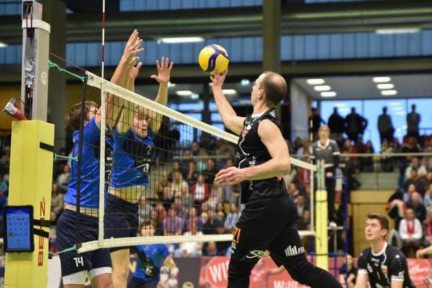 Moritz Rauber (TV Rottenburg, 02) gegen Daniel Habermaas (Volley YoungStars Friedrichshafen, 14) und Kasper Groeger (Volley YoungStars Friedrichshafen, 07) TV Rottenburg vs. Volley YoungStars Friedrichshafen, Volleyball, 2. Bundesliga Sued, 18. Spieltag, Saison 2024 2025, 09.02.2025, TV Rottenburg vs. Volley YoungStars Friedrichshafen, Volleyball, 2. Bundesliga Sued, 18. Spieltag, Saison 2024 2025, 09.02.2025 Rottenburg Copyright: xEibner-Pressefoto RalphxKunzex EP_RKE