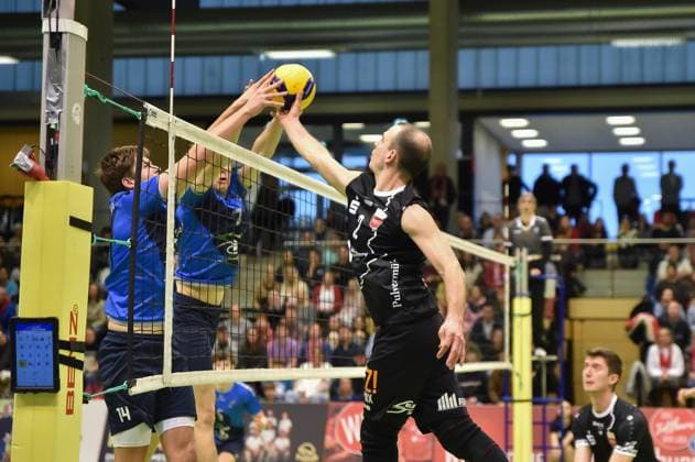 Moritz Rauber (TV Rottenburg, 02) gegen Daniel Habermaas (Volley YoungStars Friedrichshafen, 14) und Kasper Groeger (Volley YoungStars Friedrichshafen, 07) TV Rottenburg vs. Volley YoungStars Friedrichshafen, Volleyball, 2. Bundesliga Sued, 18. Spieltag, Saison 2024 2025, 09.02.2025, TV Rottenburg vs. Volley YoungStars Friedrichshafen, Volleyball, 2. Bundesliga Sued, 18. Spieltag, Saison 2024 2025, 09.02.2025 Rottenburg Copyright: xEibner-Pressefoto RalphxKunzex EP_RKE