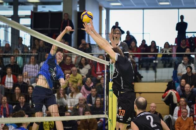 Felix Gudermuth (Volley YoungStars Friedrichshafen, 05) gegen den Block von Jan Huber (TV Rottenburg, 03) TV Rottenburg vs. Volley YoungStars Friedrichshafen, Volleyball, 2. Bundesliga Sued, 18. Spieltag, Saison 2024 2025, 09.02.2025, TV Rottenburg vs. Volley YoungStars Friedrichshafen, Volleyball, 2. Bundesliga Sued, 18. Spieltag, Saison 2024 2025, 09.02.2025 Rottenburg Copyright: xEibner-Pressefoto RalphxKunzex EP_RKE