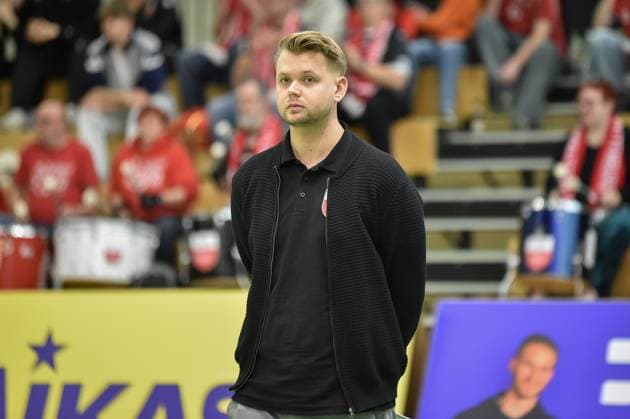 Jan Scheuermann (TV Rottenburg, Trainer) vor den Rottenburger Fans TV Rottenburg vs. Volley YoungStars Friedrichshafen, Volleyball, 2. Bundesliga Sued, 18. Spieltag, Saison 2024 2025, 09.02.2025, TV Rottenburg vs. Volley YoungStars Friedrichshafen, Volleyball, 2. Bundesliga Sued, 18. Spieltag, Saison 2024 2025, 09.02.2025 Rottenburg Copyright: xEibner-Pressefoto RalphxKunzex EP_RKE