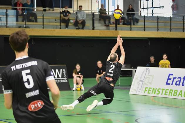 Moritz Rauber (TV Rottenburg, 02) rettet den Ball hinter dem Feld TV Rottenburg vs. Volley YoungStars Friedrichshafen, Volleyball, 2. Bundesliga Sued, 18. Spieltag, Saison 2024 2025, 09.02.2025, TV Rottenburg vs. Volley YoungStars Friedrichshafen, Volleyball, 2. Bundesliga Sued, 18. Spieltag, Saison 2024 2025, 09.02.2025 Rottenburg Copyright: xEibner-Pressefoto RalphxKunzex EP_RKE