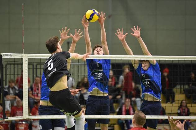 David Dornauf (TV Rottenburg, 05) bleibt am Block haengen TV Rottenburg vs. Volley YoungStars Friedrichshafen, Volleyball, 2. Bundesliga Sued, 18. Spieltag, Saison 2024 2025, 09.02.2025, TV Rottenburg vs. Volley YoungStars Friedrichshafen, Volleyball, 2. Bundesliga Sued, 18. Spieltag, Saison 2024 2025, 09.02.2025 Rottenburg Copyright: xEibner-Pressefoto RalphxKunzex EP_RKE