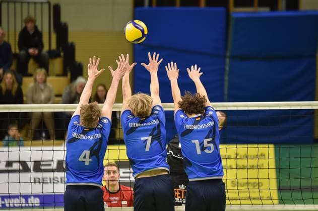 Dreierblock, Moritz Rauber (TV Rottenburg, 02) - verdeckt- hebt den Ball ueber Pekka Arne Stapelfeldt (Volley YoungStars Friedrichshafen, 04), Kasper Groeger (Volley YoungStars Friedrichshafen, 07), Anton Mueller (Volley YoungStars Friedrichshafen, 15) TV Rottenburg vs. Volley YoungStars Friedrichshafen, Volleyball, 2. Bundesliga Sued, 18. Spieltag, Saison 2024 2025, 09.02.2025, TV Rottenburg vs. Volley YoungStars Friedrichshafen, Volleyball, 2. Bundesliga Sued, 18. Spieltag, Saison 2024 2025, 09.02.2025 Rottenburg Copyright: xEibner-Pressefoto RalphxKunzex EP_RKE