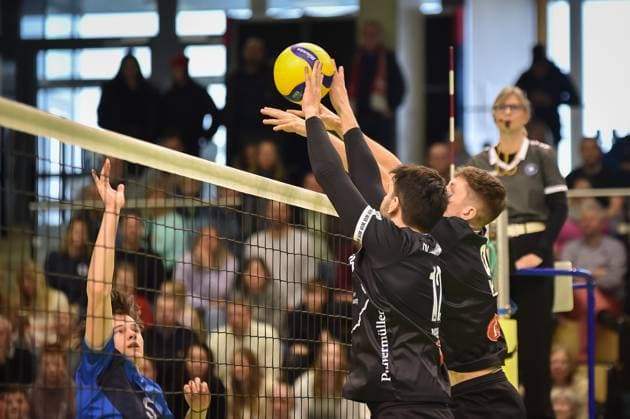 Felix Gudermuth (Volley YoungStars Friedrichshafen, 05) gegen den Block von Yannick Menke (TV Rottenburg, 12) und Sam Elgert (TV Rottenburg, 09) TV Rottenburg vs. Volley YoungStars Friedrichshafen, Volleyball, 2. Bundesliga Sued, 18. Spieltag, Saison 2024 2025, 09.02.2025, TV Rottenburg vs. Volley YoungStars Friedrichshafen, Volleyball, 2. Bundesliga Sued, 18. Spieltag, Saison 2024 2025, 09.02.2025 Rottenburg Copyright: xEibner-Pressefoto RalphxKunzex EP_RKE