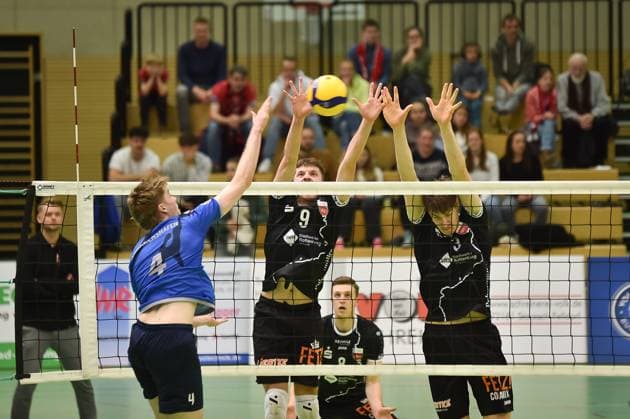 Pekka Arne Stapelfeldt (Volley YoungStars Friedrichshafen, 04) gegen Sam Elgert (TV Rottenburg, 09) und Jan Huber (TV Rottenburg, 03) TV Rottenburg vs. Volley YoungStars Friedrichshafen, Volleyball, 2. Bundesliga Sued, 18. Spieltag, Saison 2024 2025, 09.02.2025, TV Rottenburg vs. Volley YoungStars Friedrichshafen, Volleyball, 2. Bundesliga Sued, 18. Spieltag, Saison 2024 2025, 09.02.2025 Rottenburg Copyright: xEibner-Pressefoto RalphxKunzex EP_RKE