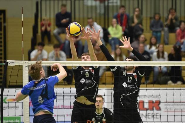 Sam Elgert (TV Rottenburg, 09) blockt den Ball von Pekka Arne Stapelfeldt (Volley YoungStars Friedrichshafen, 04), rechts Yannick Menke (TV Rottenburg, 12) TV Rottenburg vs. Volley YoungStars Friedrichshafen, Volleyball, 2. Bundesliga Sued, 18. Spieltag, Saison 2024 2025, 09.02.2025, TV Rottenburg vs. Volley YoungStars Friedrichshafen, Volleyball, 2. Bundesliga Sued, 18. Spieltag, Saison 2024 2025, 09.02.2025 Rottenburg Copyright: xEibner-Pressefoto RalphxKunzex EP_RKE