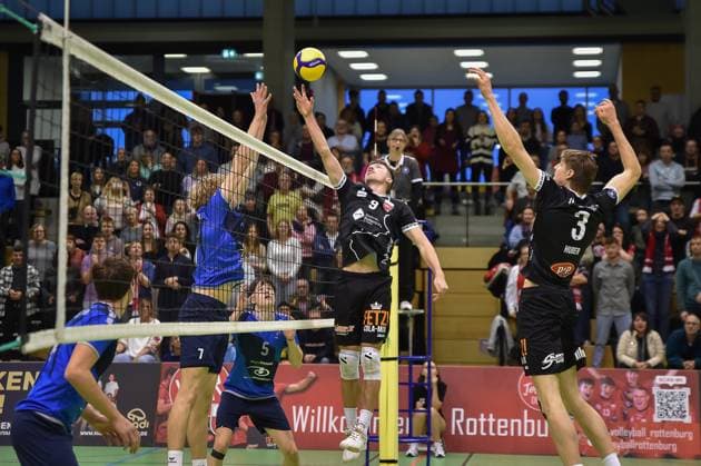 Sam Elgert (TV Rottenburg, 09) legt den Ball zu Jan Huber (TV Rottenburg, 03), hinter dem TV Rottenburg vs. Volley YoungStars Friedrichshafen, Volleyball, 2. Bundesliga Sued, 18. Spieltag, Saison 2024 2025, 09.02.2025, TV Rottenburg vs. Volley YoungStars Friedrichshafen, Volleyball, 2. Bundesliga Sued, 18. Spieltag, Saison 2024 2025, 09.02.2025 Rottenburg Copyright: xEibner-Pressefoto RalphxKunzex EP_RKE