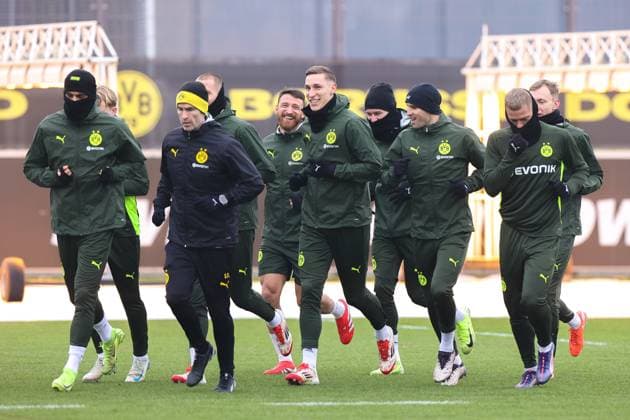 10.02.2025, Abschlusstraining zum UEFA Champions League Spiel zwischen Borussia Dortmund und Sporting Lissabon, v. l. Emre Can (Borussia Dortmund), Athletiktrainer Shad Forsythe (Borussia Dortmund), Salih Özcan (Borussia Dortmund), Nico Schlotterbeck (Borussia Dortmund), Julian Brandt (Borussia Dortmund), Pascal Groß (Borussia Dortmund), Julian Ryerson (Borussia Dortmund), Maximilian Beier (Borussia Dortmund), Dortmund Trainingsgelände Borussia Dortmund NRW Deutschland xRHR-FOTO DEx Copyright: DennisxEwert RHR-FOTOx RHR-FOTO DE