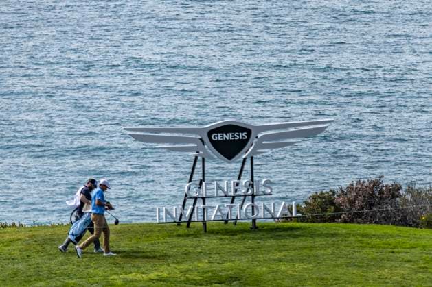 LA JOLLA, CA, CA - FEBRUARY 10: Grant Lester of Columbia and his caddie walk towards the fourth tee, alongside the Pacific Ocean, during the collegiate showcase before start later in the week of the Genesis Invitational tournament, Monday, February 10, 2025, at Torrey Pines Golf Course in La Jolla, California. (Photo by Tony Ding Icon Sportswire) GOLF: FEB 10 PGA, Golf Herren The Genesis Invitational EDITORIAL USE ONLY Icon46520250210001