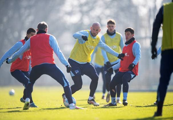 Fussball, Herren, Saison 2024 25, 2. Bundesliga, Hertha BSC, Training, v.l. Ibrahim Maza (Hertha BSC), Marten Winkler (Hertha BSC), Toni Leistner (Hertha BSC), Diego Demme (Hertha BSC), 11.02. 2025,