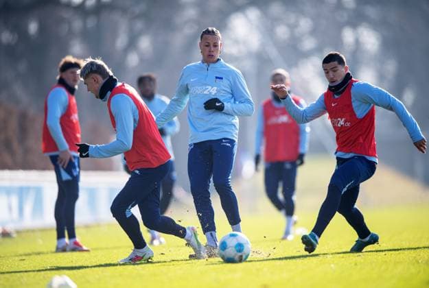 Fussball, Herren, Saison 2024 25, 2. Bundesliga, Hertha BSC, Training, v.l. Marten Winkler (Hertha BSC), Derry Scherhant (Hertha BSC), Ibrahim Maza (Hertha BSC), 11.02. 2025,