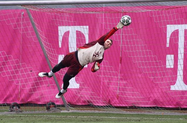 Fussball, Herren, Saison 2024 2025, FC Bayern München, Abschlusstraining, Training, Champions League Manuel Neuer (FC Bayern München) fliegt durch die Luft, Parade, Sprung, Ball abwehren, strecken