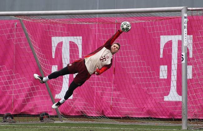 Sport Bilder des Tages Fussball, Herren, Saison 2024 2025, FC Bayern München, Abschlusstraining, Training, Champions League Manuel Neuer (FC Bayern München) fliegt durch die Luft, Parade, Sprung, Ball abwehren, strecken