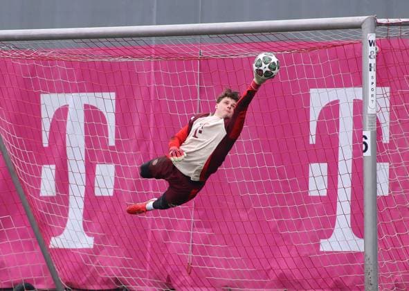 Fussball, Herren, Saison 2024 2025, FC Bayern München, Abschlusstraining, Training, Champions League Jonas Urbig (FC Bayern München) fliegt durch die Luft, Parade, Sprung, Ball abwehren, strecken