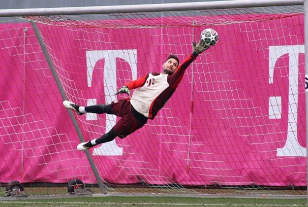 Fussball, Herren, Saison 2024 2025, FC Bayern München, Abschlusstraining, Training, Champions League Sven Ulreich (FC Bayern München) fliegt durch die Luft, Parade, Sprung, Ball abwehren, strecken