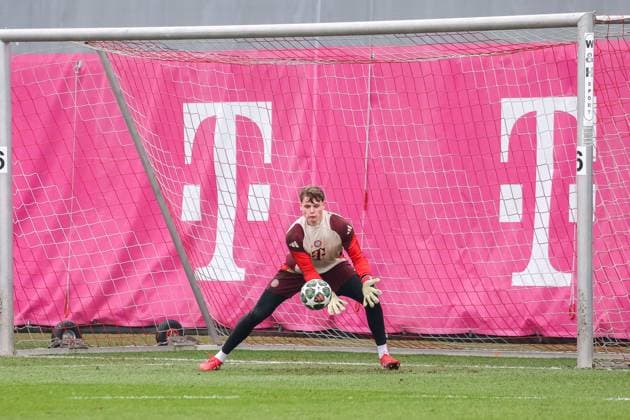 Jonas Urbig (FC Bayern Muenchen, 40) mit Ball im Training, GER, Abschlusstraining, FC Bayern Muenchen, Fussball, UEFA Champions League, Play-offs, Saison 2024 2025, 11.02.2025, GER, Abschlusstraining, FC Bayern Muenchen, Fussball, UEFA Champions League, Play-offs, Saison 2024 2025, 11.02.2025 Muenchen Copyright: xEibner-Pressefoto JennixMaulx EP_JML