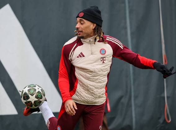 Sacha Boey (FC Bayern Muenchen, 23) mit Ball, GER, Abschlusstraining, FC Bayern Muenchen, Fussball, UEFA Champions League, Play-offs, Saison 2024 2025, 11.02.2025, GER, Abschlusstraining, FC Bayern Muenchen, Fussball, UEFA Champions League, Play-offs, Saison 2024 2025, 11.02.2025 Muenchen Copyright: xEibner-Pressefoto JennixMaulx EP_JML